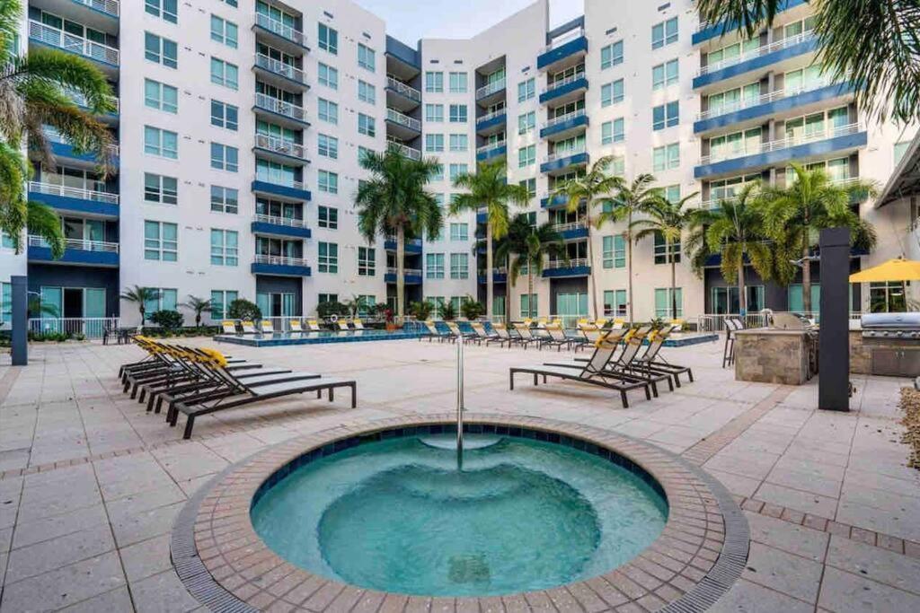 3 Min To Dt And Amalie Arena - Cozy 1br - Pool
