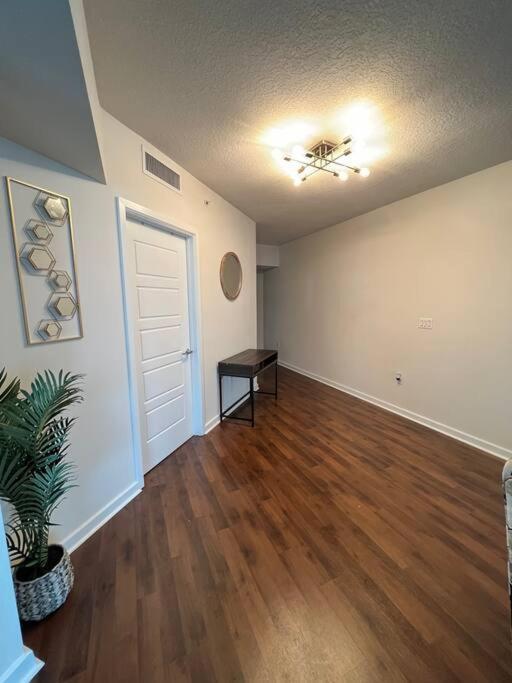 3 Min To Dt And Amalie Arena - Cozy 1br - Pool Apartment *